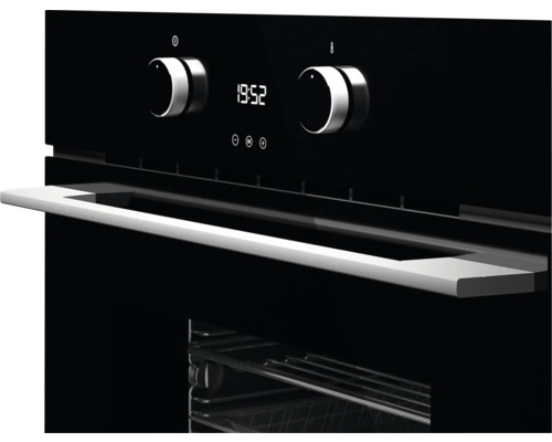 Close-up van een zwarte oven met handgreep en bedieningsknoppen