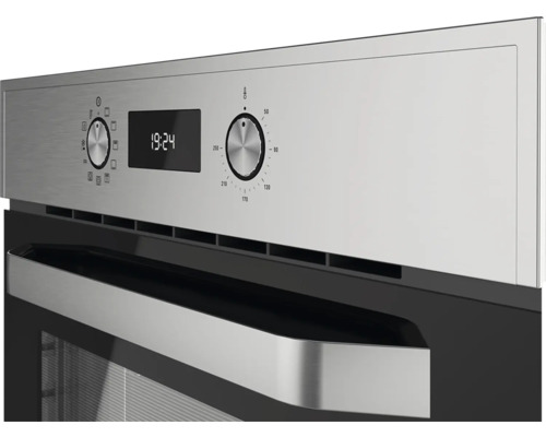 Close-up van een oven met draaiknoppen en digitaal display