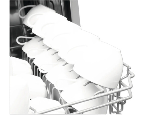 Meerdere kopjes in een vaatwaskorf.