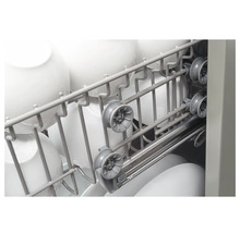 Vaatwasser interieur met servies in de korf