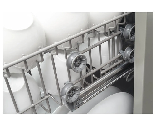 Vaatwasser interieur met servies in de korf