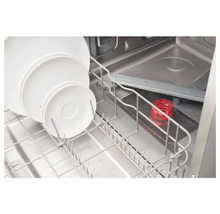 Interieur van een vaatwasser met vaatwerk en bestekmand