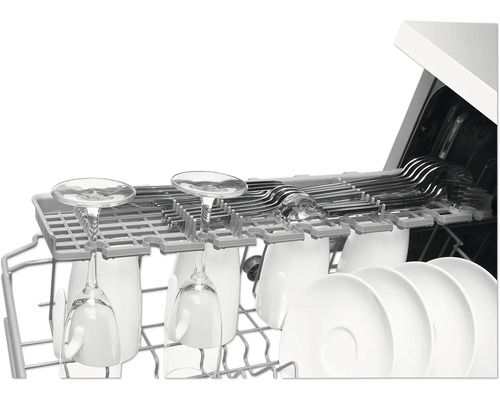 Binnenaanzicht van een vaatwasser met glazen, kopjes, borden en bestek