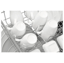 Vaatwasser geladen met servies en kopjes