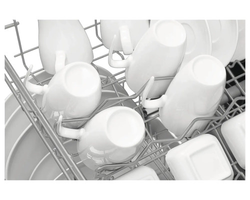 Vaatwasser geladen met servies en kopjes