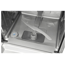 Interieur van een vaatwasser met sproeiarm, zeef en doseerreservoir