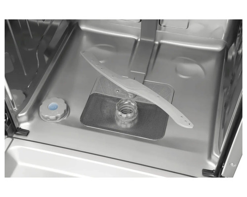 Interieur van een vaatwasser met sproeiarm, zeef en doseerreservoir