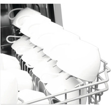 Vaatwasser met gevulde bovenkorf met kopjes