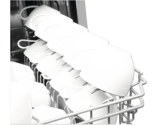 Vaatwasser met gevulde bovenkorf met kopjes