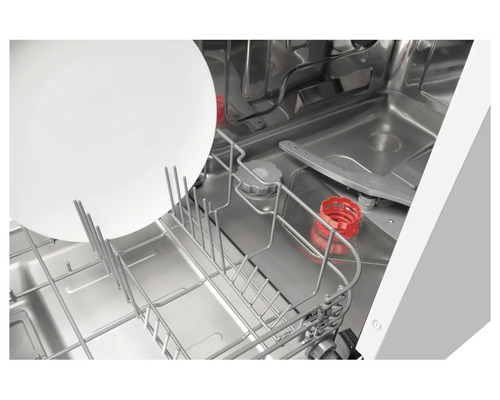 Binnenaanzicht van een vaatwasser met afwasrek en een bord