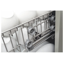 Interieur van een vaatwasser met afwas in de vaatwaskorf