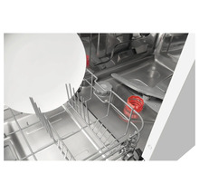 Interieur van een vaatwasser met afwasmand en een bord