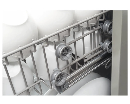 Interieur van een vaatwasser met vaatwerk in de vaatwaskorf