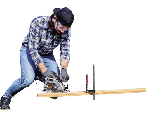 Man zaagt een houten plank met een handcirkelzaag, die met een lijmklem is vastgezet