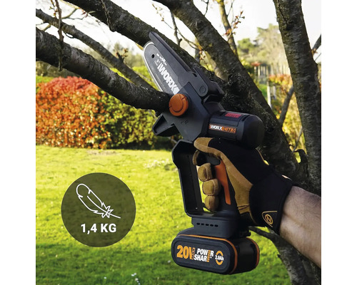 Accu aangedreven takkenzaag die een tak snijdt.