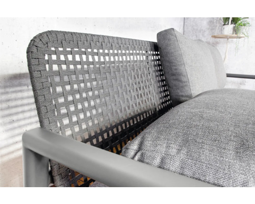 Detailopname van een tuinstoel met rotanvlechtwerk en kussens