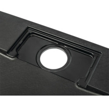 Detailopname van een zwarte spoelbak met afvoergarnituur