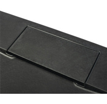 Detailopname van een zwart wastafelblad met ingebouwde afvoer