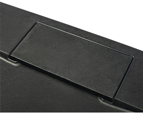 Detailopname van een zwart wastafelblad met ingebouwde afvoer