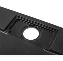 Detailopname van een spoelbak met afvoergarnituur