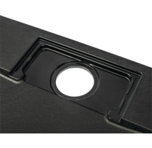 Detailopname van een spoelbak met afvoergarnituur