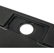 Detailopname van een zwarte gootsteen met afvoergarnituur