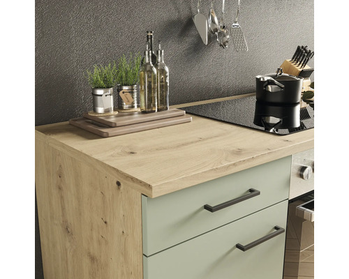 Keukenscène met werkblad, spoelbak, kookplaat, pan en keukengerei.