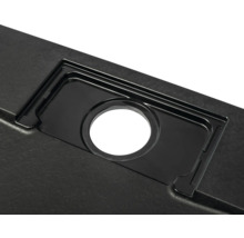 Detailopname van een spoelbak met afvoergarnituur