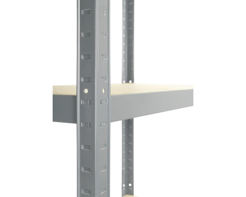 Detail van een grijze metalen stellingkast met houten planken.