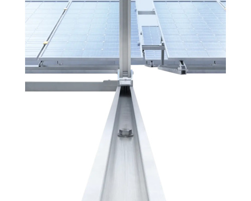 Detailopname van een fotovoltaïsch systeem met montageprofielen