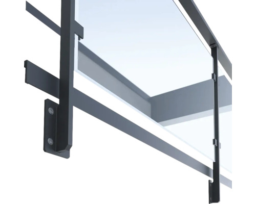 Close-up van een glazen overkapping met metalen frame