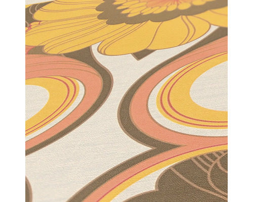 Detailopname van een behang met bloemmotief en retrodesign