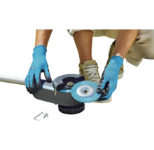 Persoon monteert borstelopzetstuk op een voegenreiniger