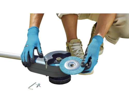 Persoon monteert borstelopzetstuk op een voegenreiniger