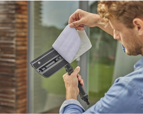 Man bevestigt een raamwisserpad aan de raamwisser