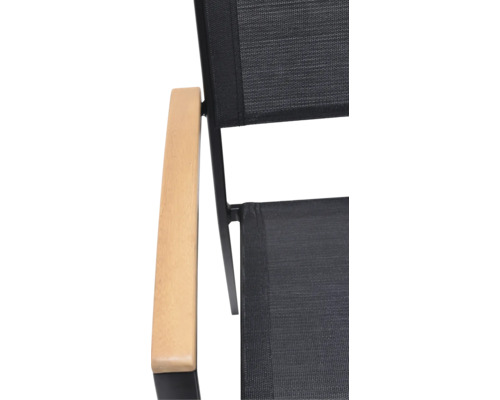 Detailopname van een tuinstoel met houten armleuning en zwart zitvlak.