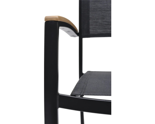 Detailweergave van een tuinstoel met houten armleuning en zwart frame