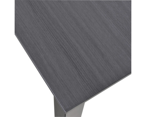 Detailweergave van een tafelblad met houten structuur en een tafelpot