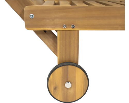 Detailopname van een houten ligstoel met wielen