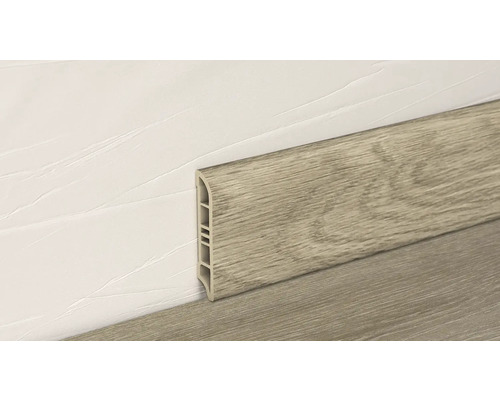 Kunststof plint met houtdecor tegen een wand