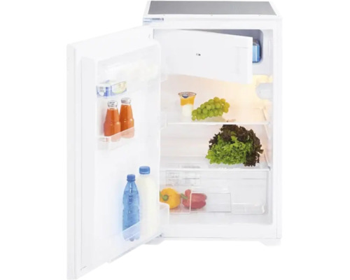 Geopende koelkast met levensmiddelen