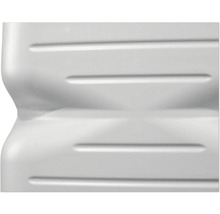 Detailopname van een witte plastic fles met horizontale ribbels