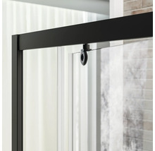 Detailopname van een douchewand met zwart frame en fittingen