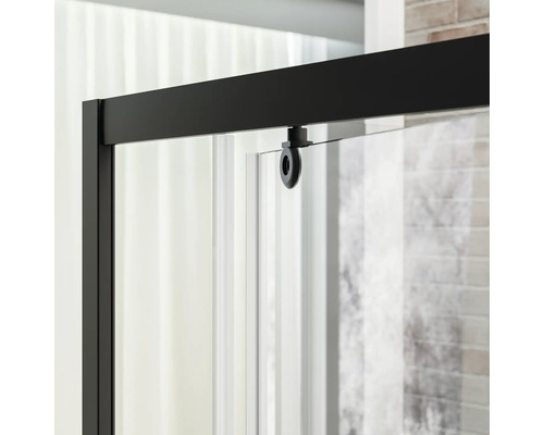 Detailopname van een douchewand met zwart frame en fittingen