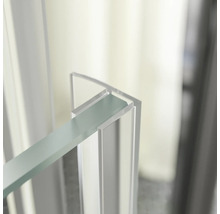 Detailopname van een douchecabine met glas en beslag