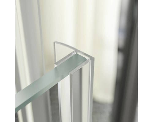 Detailopname van een douchecabine met glas en beslag