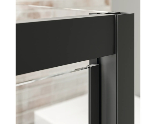 Detailopname van een douchecabine met zwart frame en helder glas