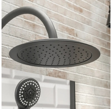 Douchekop en handdouche voor een betegelde muur