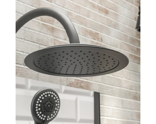 Douchekop en handdouche voor een betegelde muur