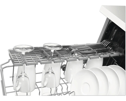 Interieur van een vaatwasser met glazen, kopjes en borden